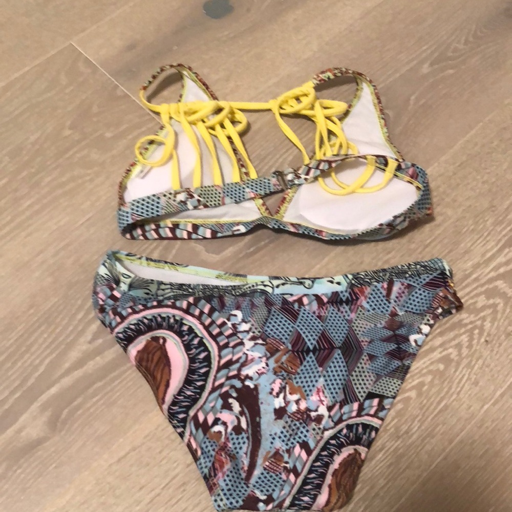 Bikini - Picture 2 of 2